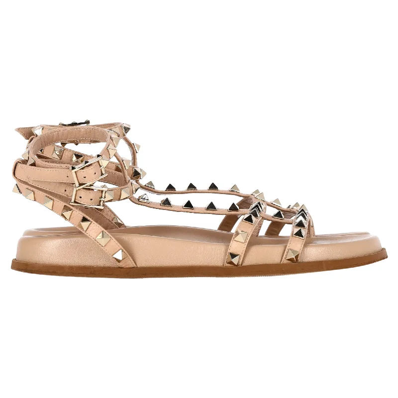 Valentino Garavani Rockstud Caged Flat Sandals in Nude Calfskin Leather Strap - Up Sandal Resort Style Valentino Garavani Rockstud Caged Flat Sandals in Nude Calfskin Leather Strap - Up Sandal Resort Style